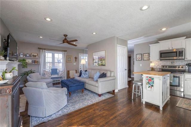 7440 Walmer Street, Overland Park, KS 66204