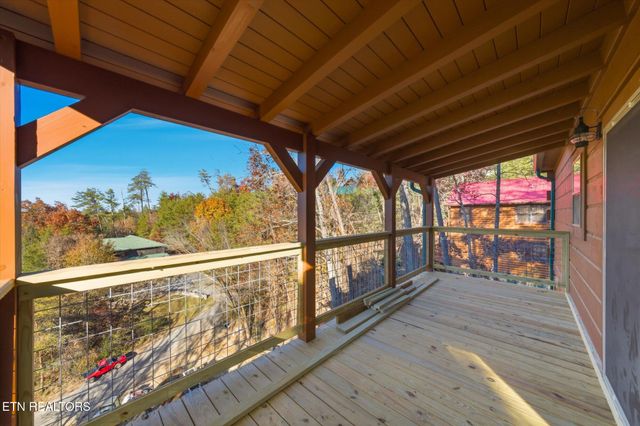 586 Chickasaw Gap Way, Pigeon Forge, TN 37863