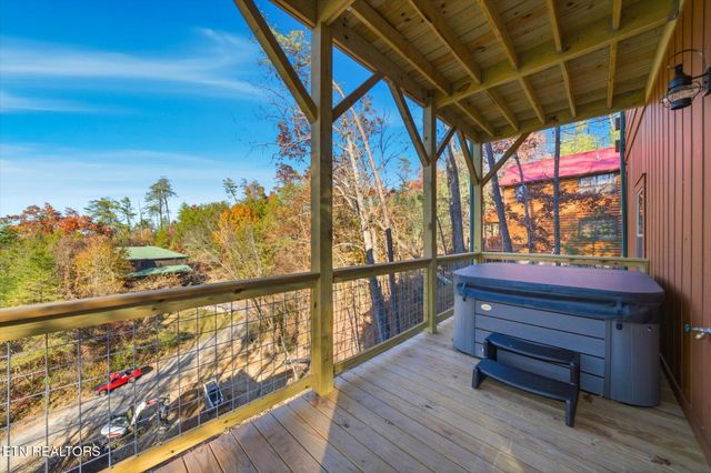 586 Chickasaw Gap Way, Pigeon Forge, TN 37863