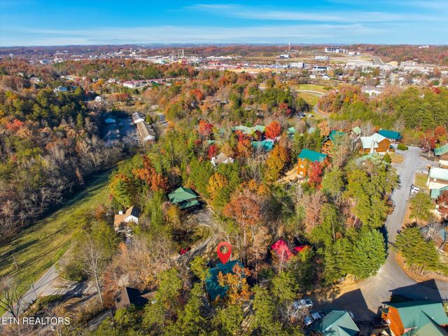 586 Chickasaw Gap Way, Pigeon Forge, TN 37863