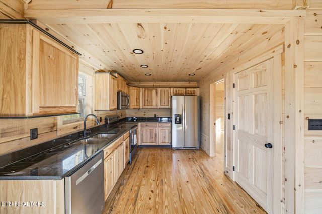 586 Chickasaw Gap Way, Pigeon Forge, TN 37863