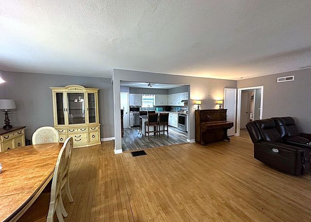 1325 W Chestnut Street, Denison, TX 75020