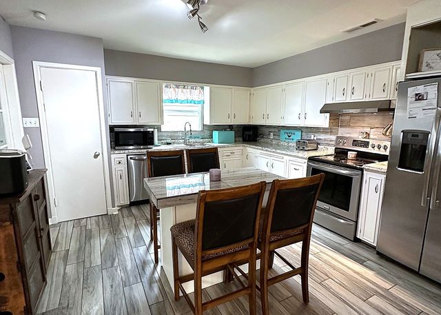 1325 W Chestnut Street, Denison, TX 75020
