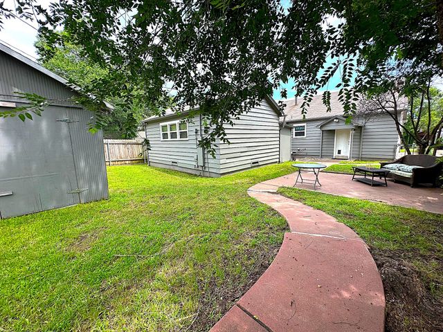 1325 W Chestnut Street, Denison, TX 75020