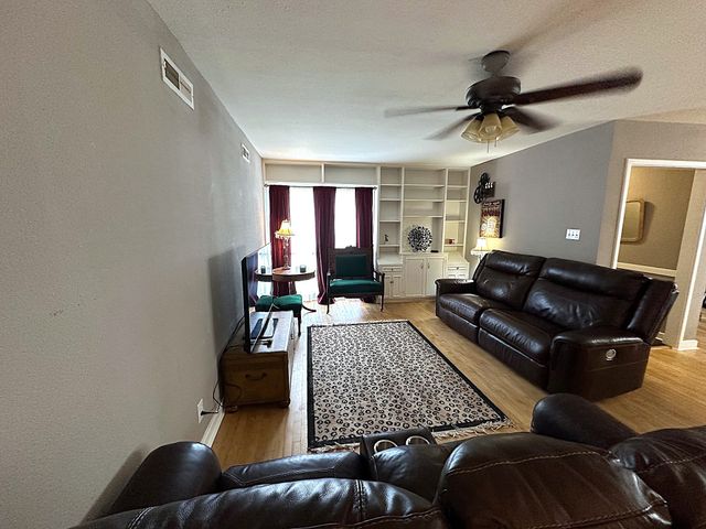 1325 W Chestnut Street, Denison, TX 75020