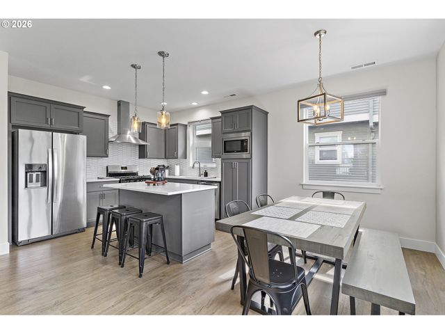 11367 Sw CAPITOL Hwy, Portland, OR 97219