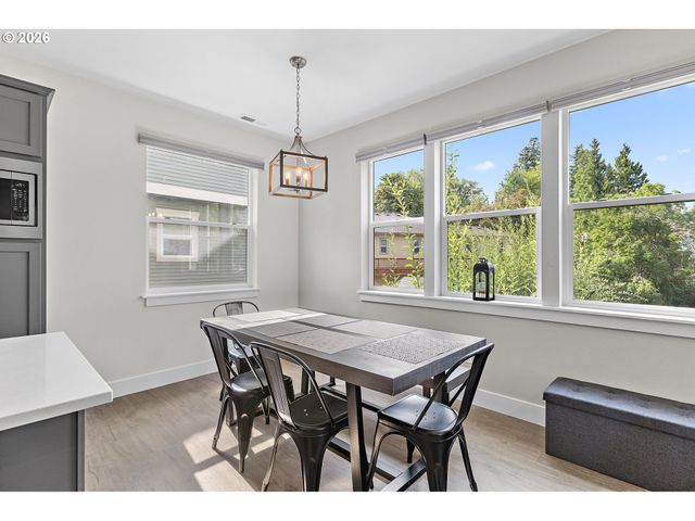 11367 Sw CAPITOL Hwy, Portland, OR 97219