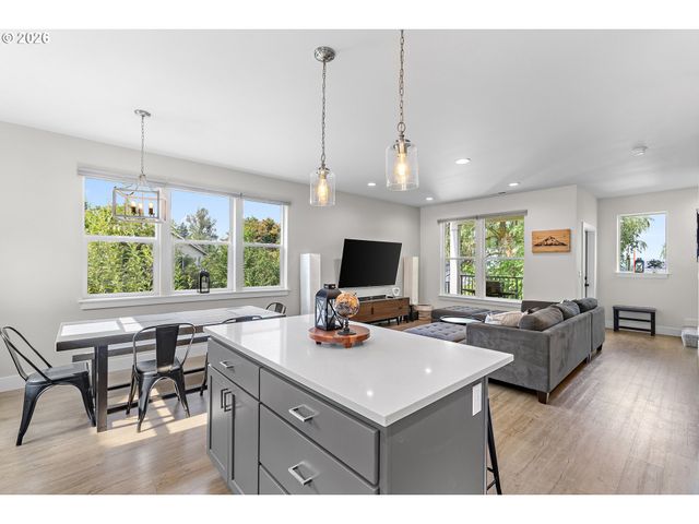 11367 Sw CAPITOL Hwy, Portland, OR 97219