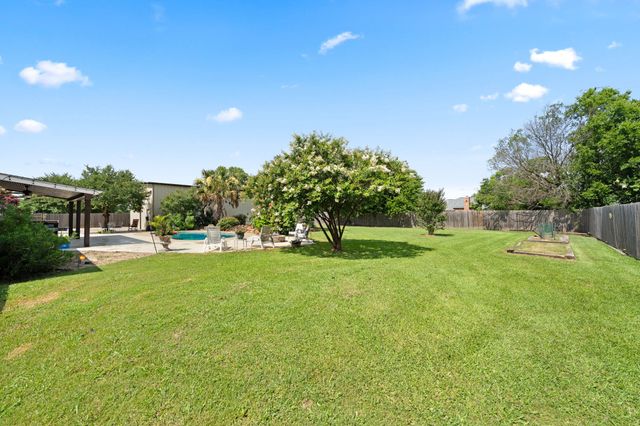 1110 Hampshire Drive, Waxahachie, TX 75165