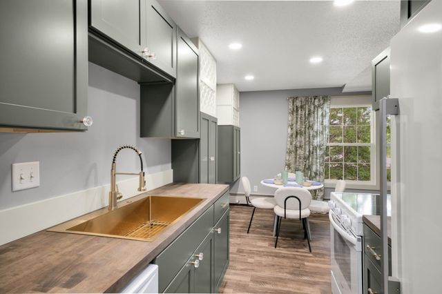 1004 Westbrooke Way 8, Hopkins, MN 55343