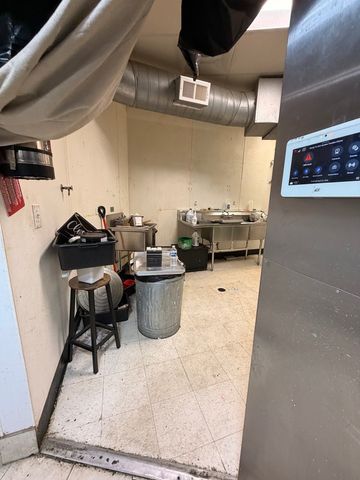 3933 N broadway Street, Chicago, IL 60613