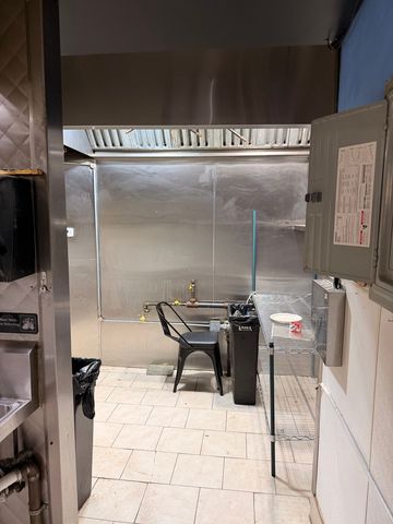 3933 N broadway Street, Chicago, IL 60613