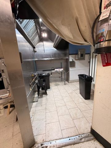 3933 N broadway Street, Chicago, IL 60613