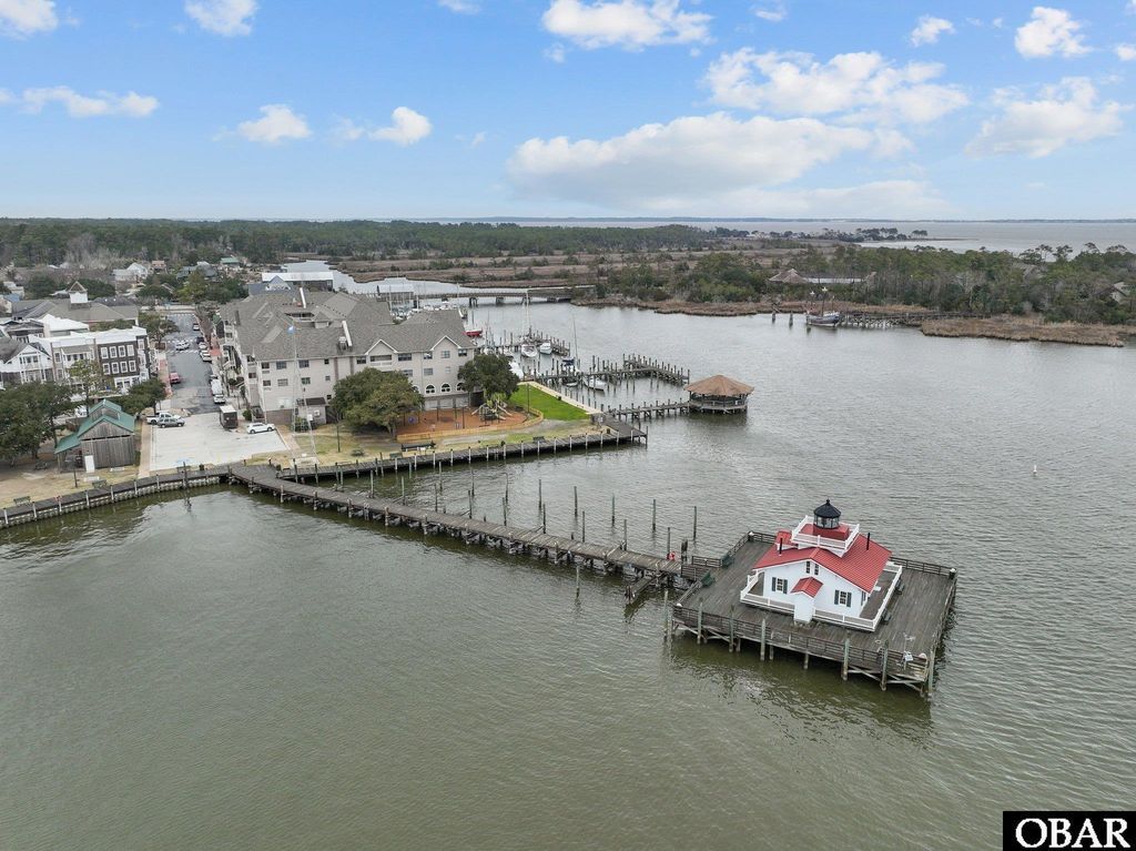 Image 4 of property listing at 207 Queen Elizabeth Avenue Unit 17, Manteo, NC 27954
