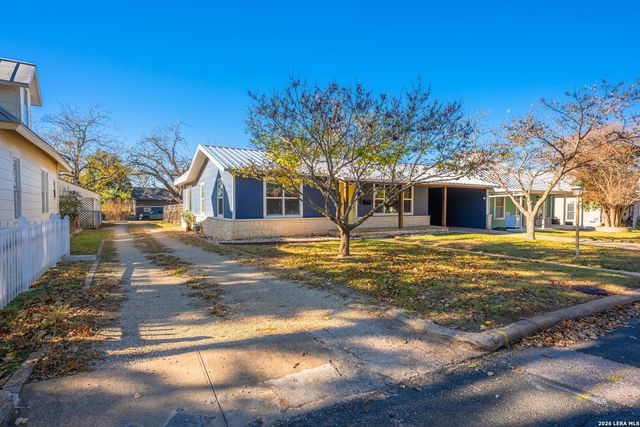 309 W College Street, Fredericksburg, TX 78624