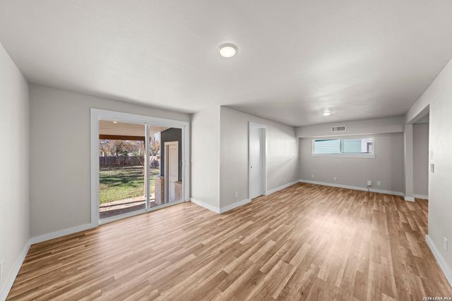 309 W College Street, Fredericksburg, TX 78624