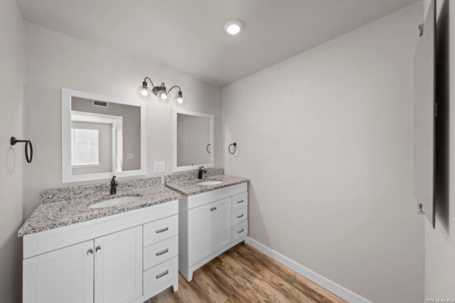 309 W College Street, Fredericksburg, TX 78624