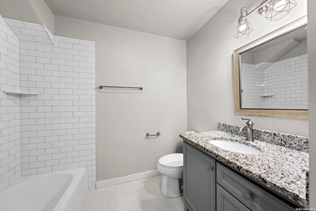 309 W College Street, Fredericksburg, TX 78624