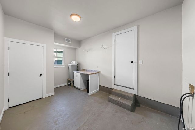 309 W College Street, Fredericksburg, TX 78624