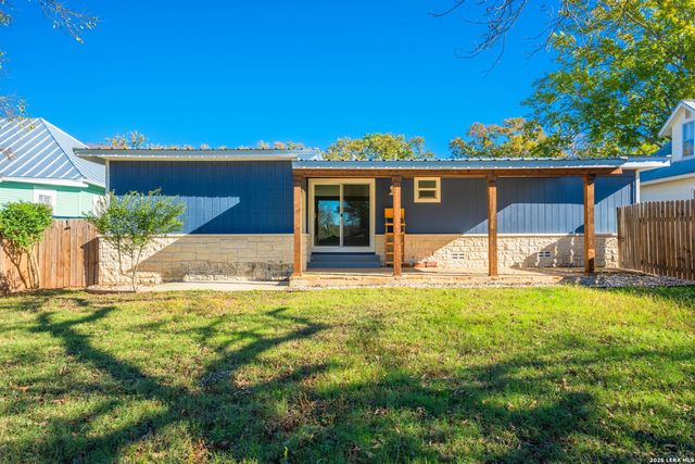 309 W College Street, Fredericksburg, TX 78624