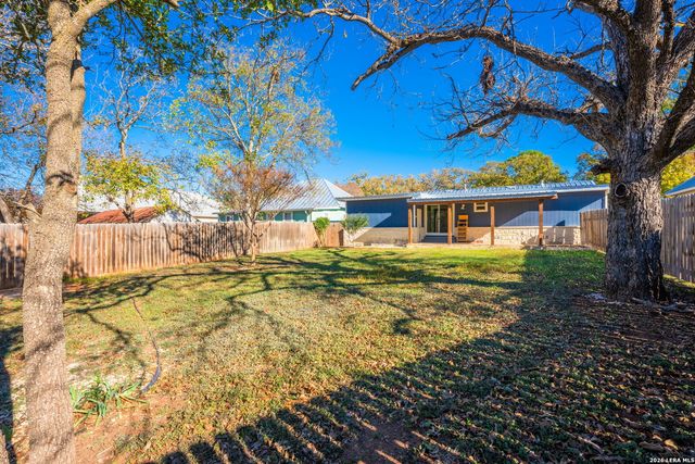 309 W College Street, Fredericksburg, TX 78624