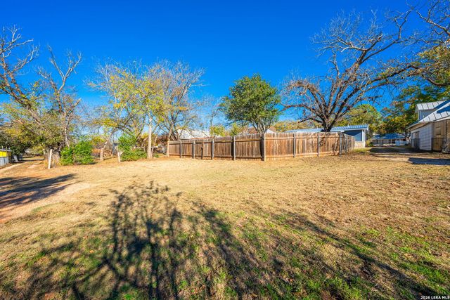 309 W College Street, Fredericksburg, TX 78624