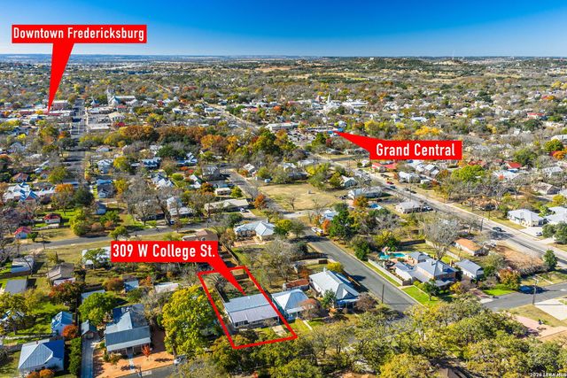 309 W College Street, Fredericksburg, TX 78624