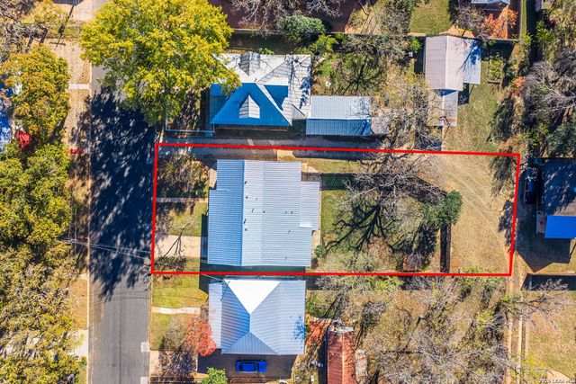 309 W College Street, Fredericksburg, TX 78624