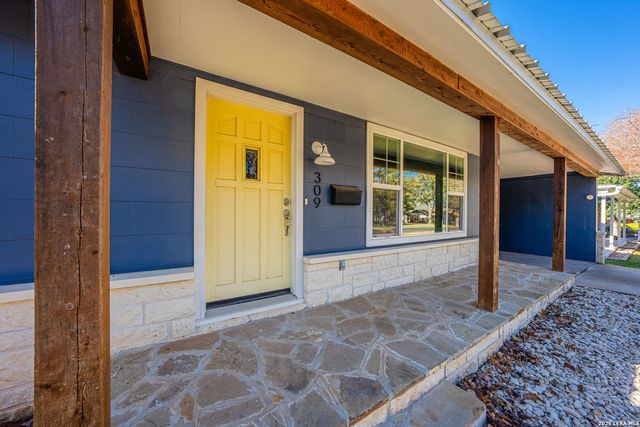 309 W College Street, Fredericksburg, TX 78624