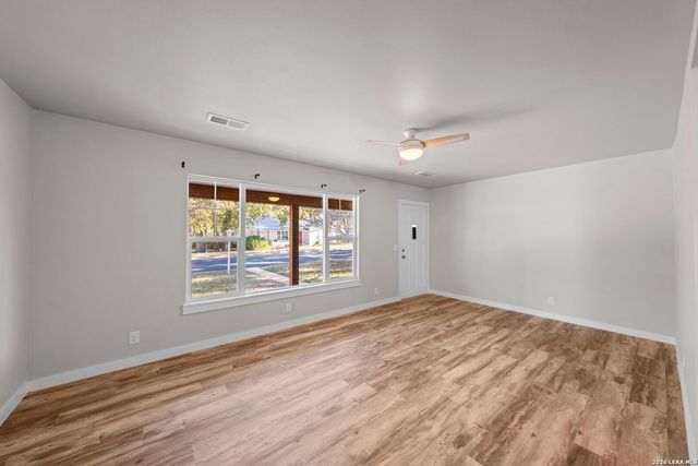 309 W College Street, Fredericksburg, TX 78624