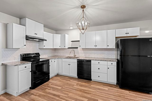 309 W College Street, Fredericksburg, TX 78624