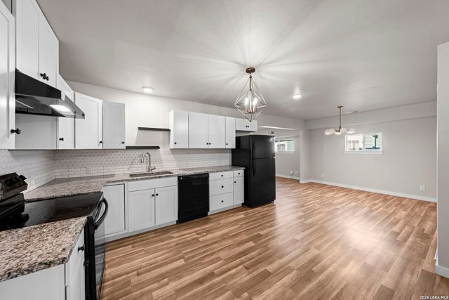 309 W College Street, Fredericksburg, TX 78624