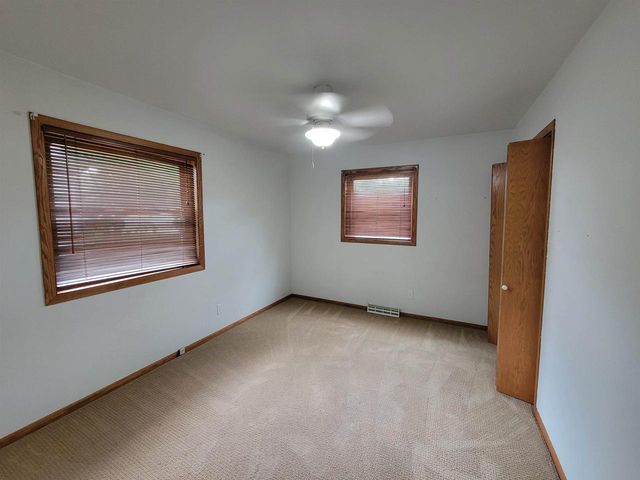 1004 HONEY CREEK ROAD, Oshkosh, WI 54904