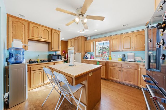 8325 LaPorte Avenue, Burbank, IL 60459