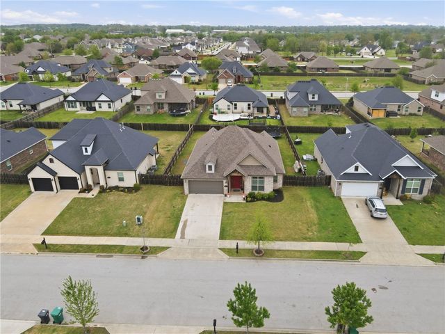2015 W Broadway Place, Rogers, AR 72758