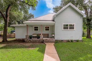 105 N Texas Street, Madisonville, TX 77864