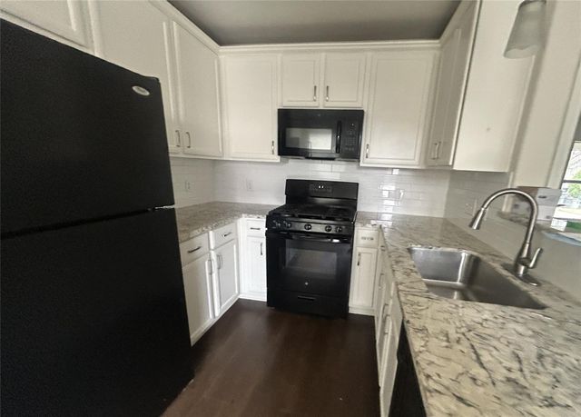 214 N 3rd Street, Sealy, TX 77474