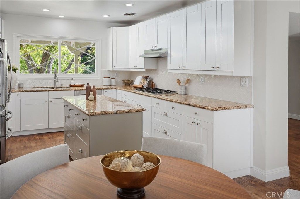 Image 13 of property listing at 23555 Neargate, Newhall, CA 91321