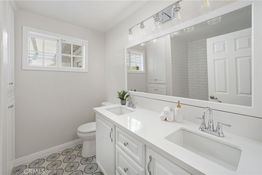 Image 15 of property listing at 23555 Neargate, Newhall, CA 91321