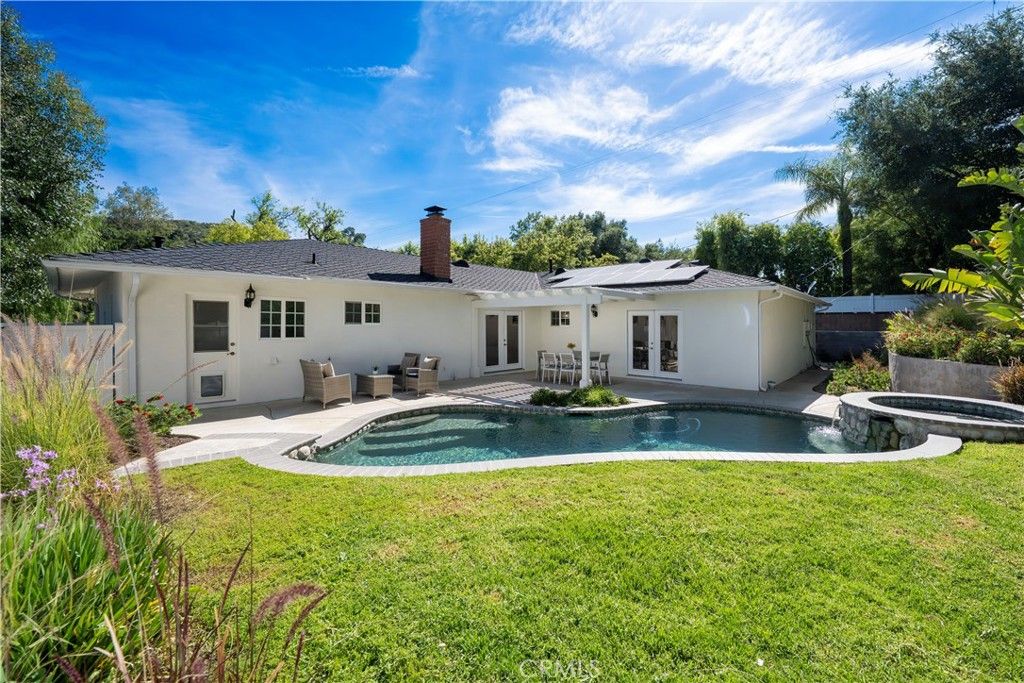 Image 2 of property listing at 23555 Neargate, Newhall, CA 91321