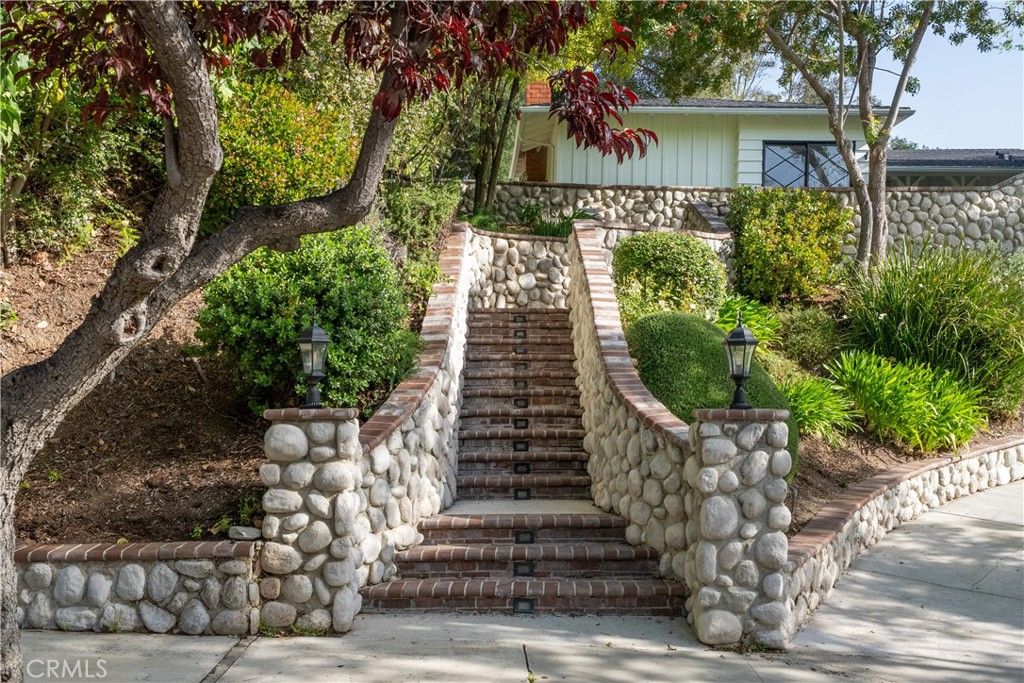 Image 3 of property listing at 23555 Neargate, Newhall, CA 91321