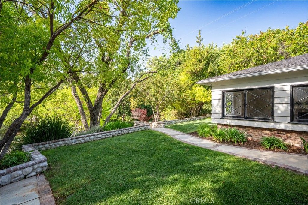 Image 32 of property listing at 23555 Neargate, Newhall, CA 91321