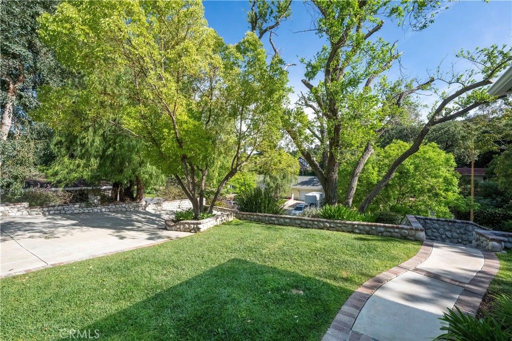 Image 33 of property listing at 23555 Neargate, Newhall, CA 91321