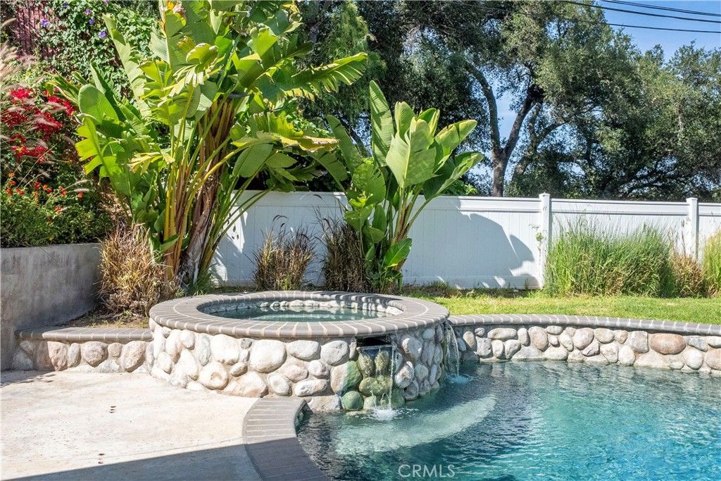 Image 34 of property listing at 23555 Neargate, Newhall, CA 91321