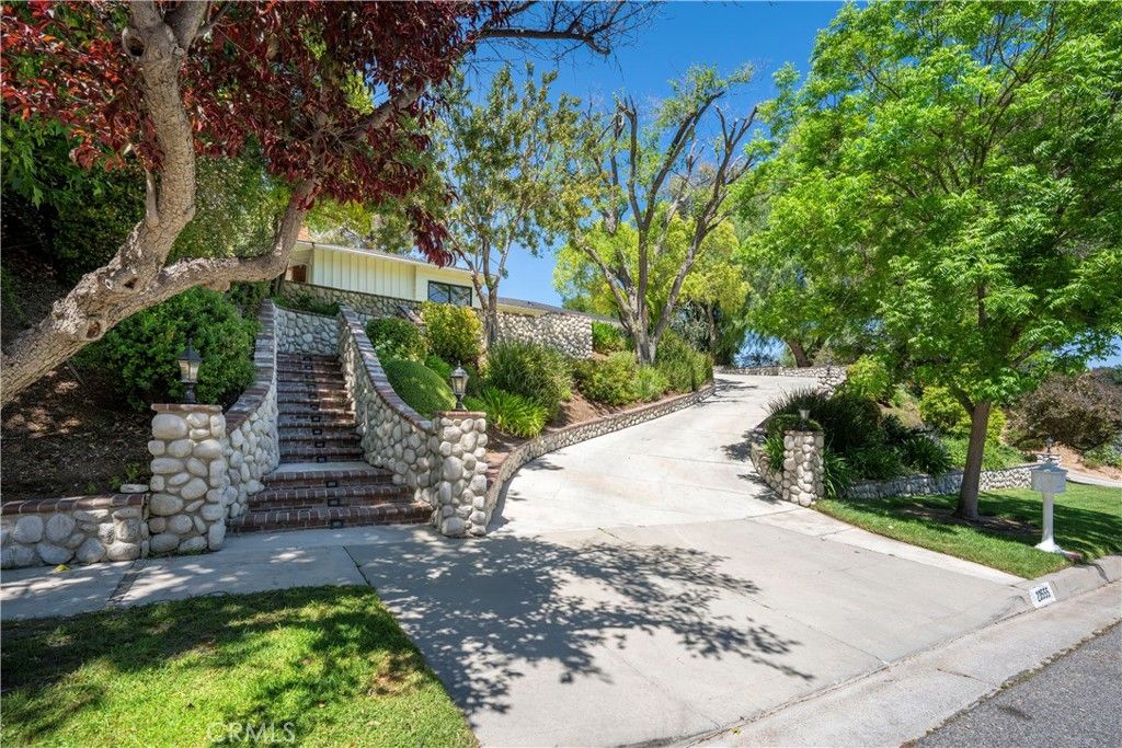 Image 37 of property listing at 23555 Neargate, Newhall, CA 91321