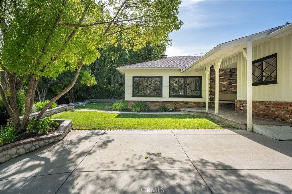 Image 4 of property listing at 23555 Neargate, Newhall, CA 91321