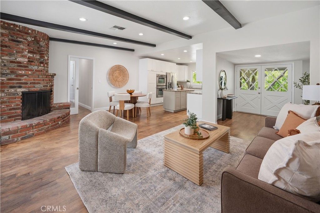 Image 7 of property listing at 23555 Neargate, Newhall, CA 91321