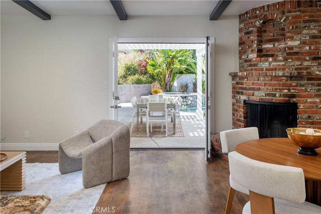 Image 9 of property listing at 23555 Neargate, Newhall, CA 91321