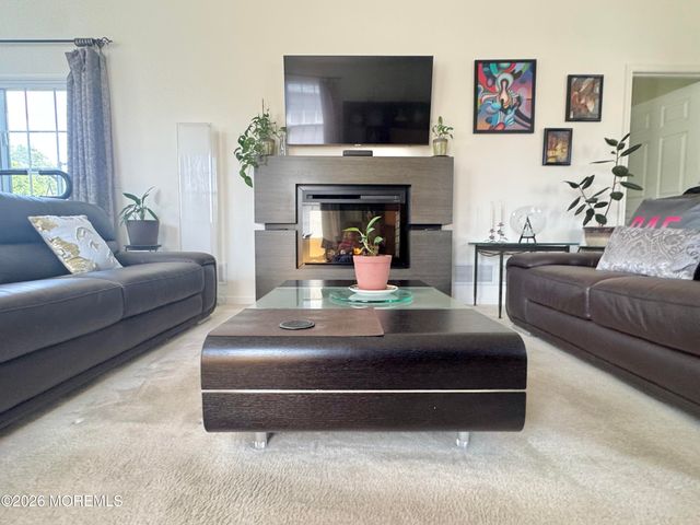 7 Eagle Ridge Circle, Lakewood, NJ 08701
