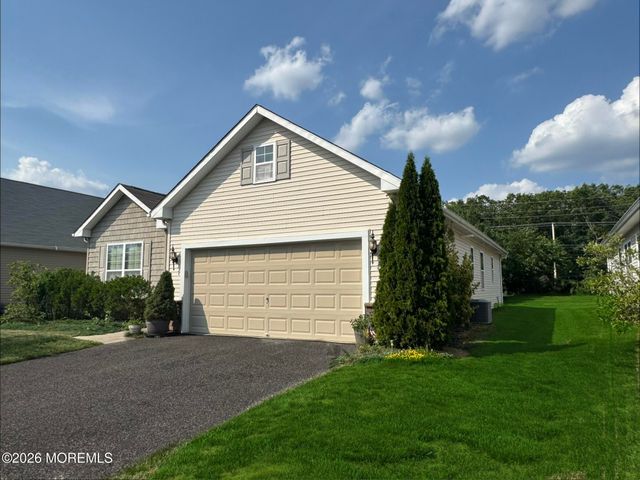 7 Eagle Ridge Circle, Lakewood, NJ 08701